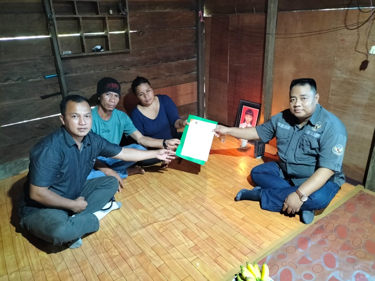 DAMPINGI: Pengacara Nopi Cilikus Udi dan Samuel R (paling kiri dan kanan) saat menerima kuasa dari orang tua korban. (FOTO: IST)