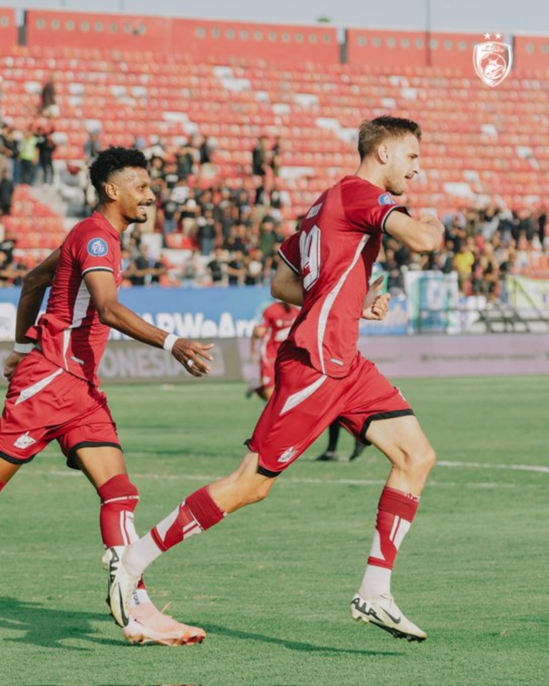 PRODUKTIF: Striker PSM Nermin Haljeta (kanan) memimpin top skor sementara Liga 1 2024/2025. (Foto: PSM)