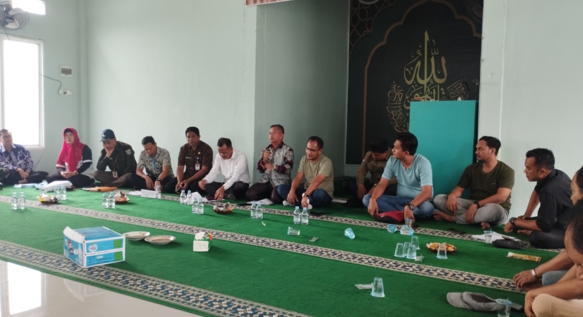 CARI SOLUSI: Marnabas (pegang mik) ketika memimpin rapat bersama antara warga perum New Mahakam Grande dengan pengembang terkait buruknya kualitas air, Kamis (15/6). (FOTO: DENNY SAPUTRA/KP)