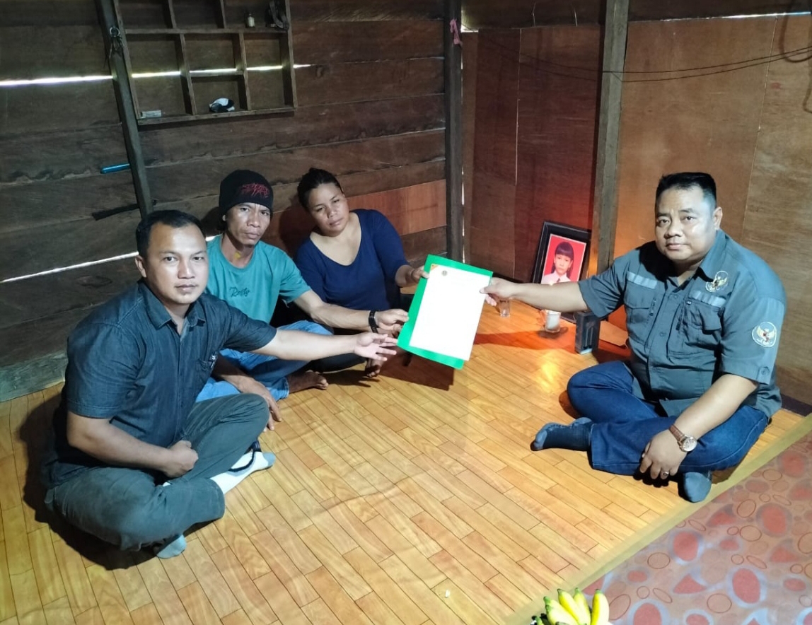 DIPERIKSA: Pengacara Nopi Cilikus Udi (kiri)bersama orang tua Amel (kedua kiri dan kedua kanan) seusai menerima surat menjadi kuasa hukum bersama tiga rekannya. (FOTO: IST)