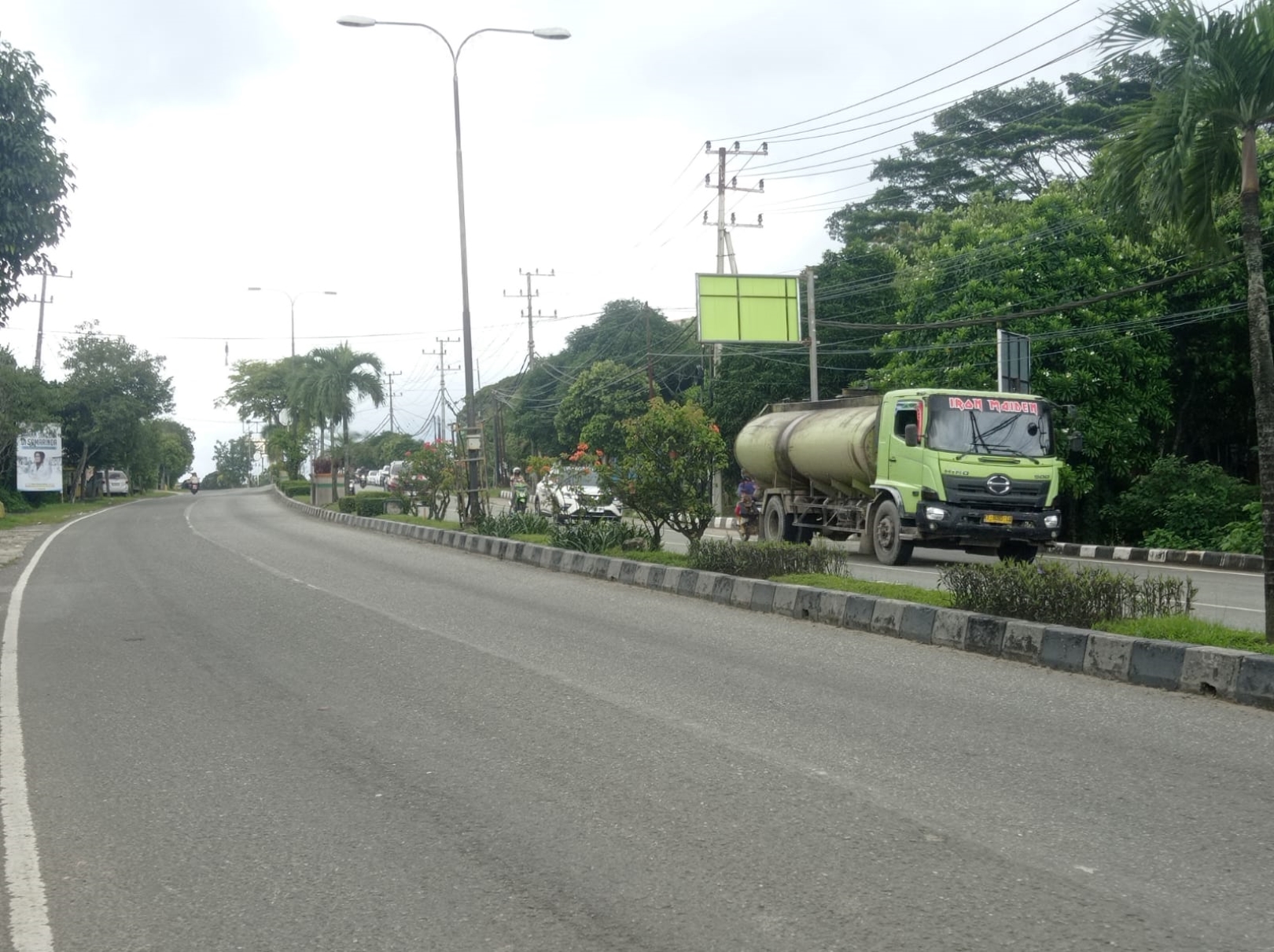 MEMBAHAYAKAN: Tanjakan di simpang empat RSUD Taman Husada dipasangi water barrier setelah menelan korban jiwa, tapi kini dikeluhkan karena pasien harus memutar untuk menuju rumah sakit.
