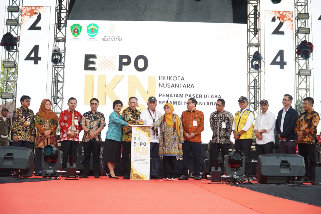 BUKA: Mochamad Basuki Hadimoeljono (tujuh kiri) dan Pj Bupati PPU, Makmur Marbun (enam kiri) saat membuka kegiatan Expo IKN 2024, PPU, Serambi Nusantara, Kamis, 15 Agustus 2024. (FOTO: IST)