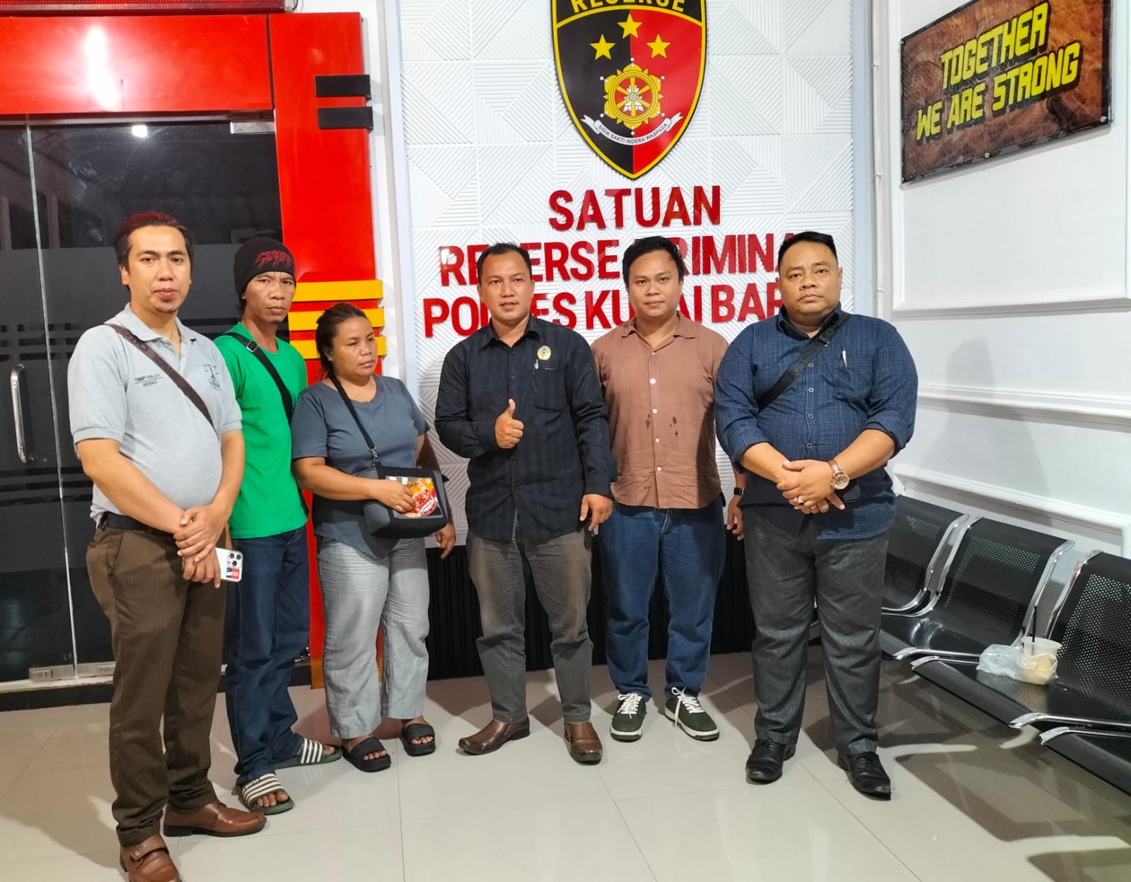 TIDAK DITAHAN: Orang tua Amel setelah diperiksa sebagai saksi didampingi 4 orang kuasa hukumnya. (FOTO: IST)