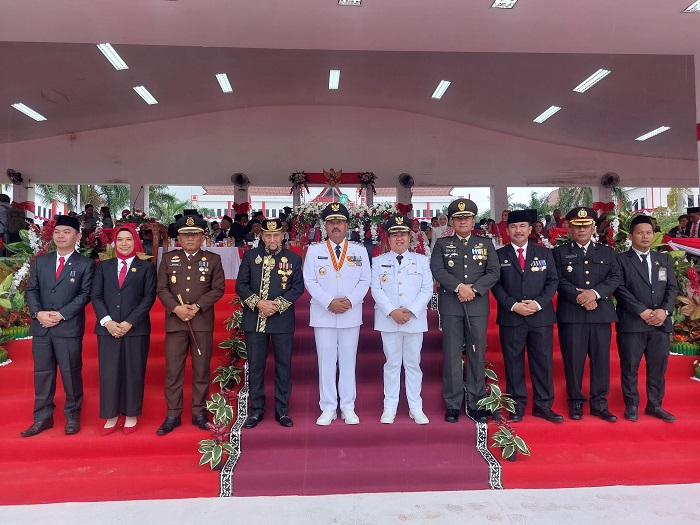 Meskipun tidak diundang, Sultan Aji Muhammad Arifin (empat kiri) tetap memberikan izin kepada Presiden Joko Widodo untuk mengenakan pakaian adat Kustin dalam upacara di IKN, Sabtu (17/8/2024).