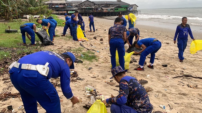 PEDULI LINGKUNGAN: Kepedulian personel Ditpolairud Polda Kaltim terhadap lingkungan, memungut sampah di sejumlah lokasi. Khususnya yang terdampar di pantai dan pinggiran sungai wilayah Balikpapan.