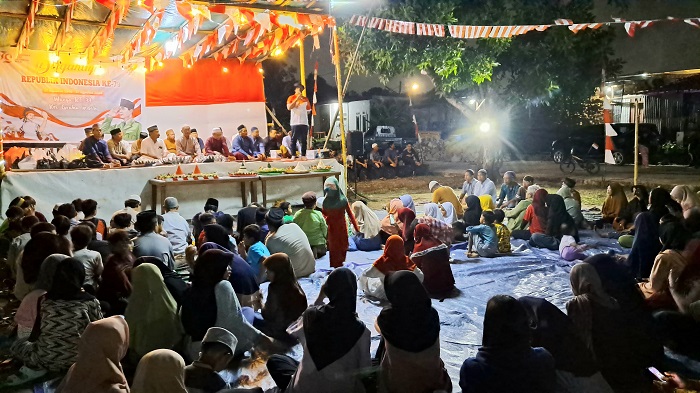 TASYAKURAN: Jelang kemerdekaan RI, Warga RT 37 Graha Indah gelar tasyakuran pada Jumat (16/8) malam.