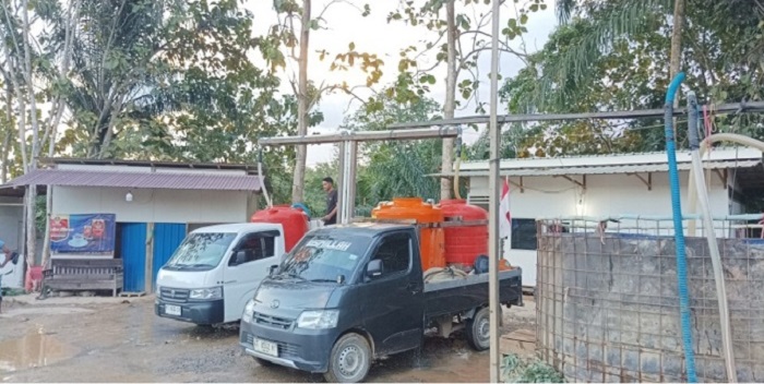 TERPAKSA MEMBELI: Permintaan air bersih mengalami peningkatan baik truk tangki maupun pick up bermuatan tandon.