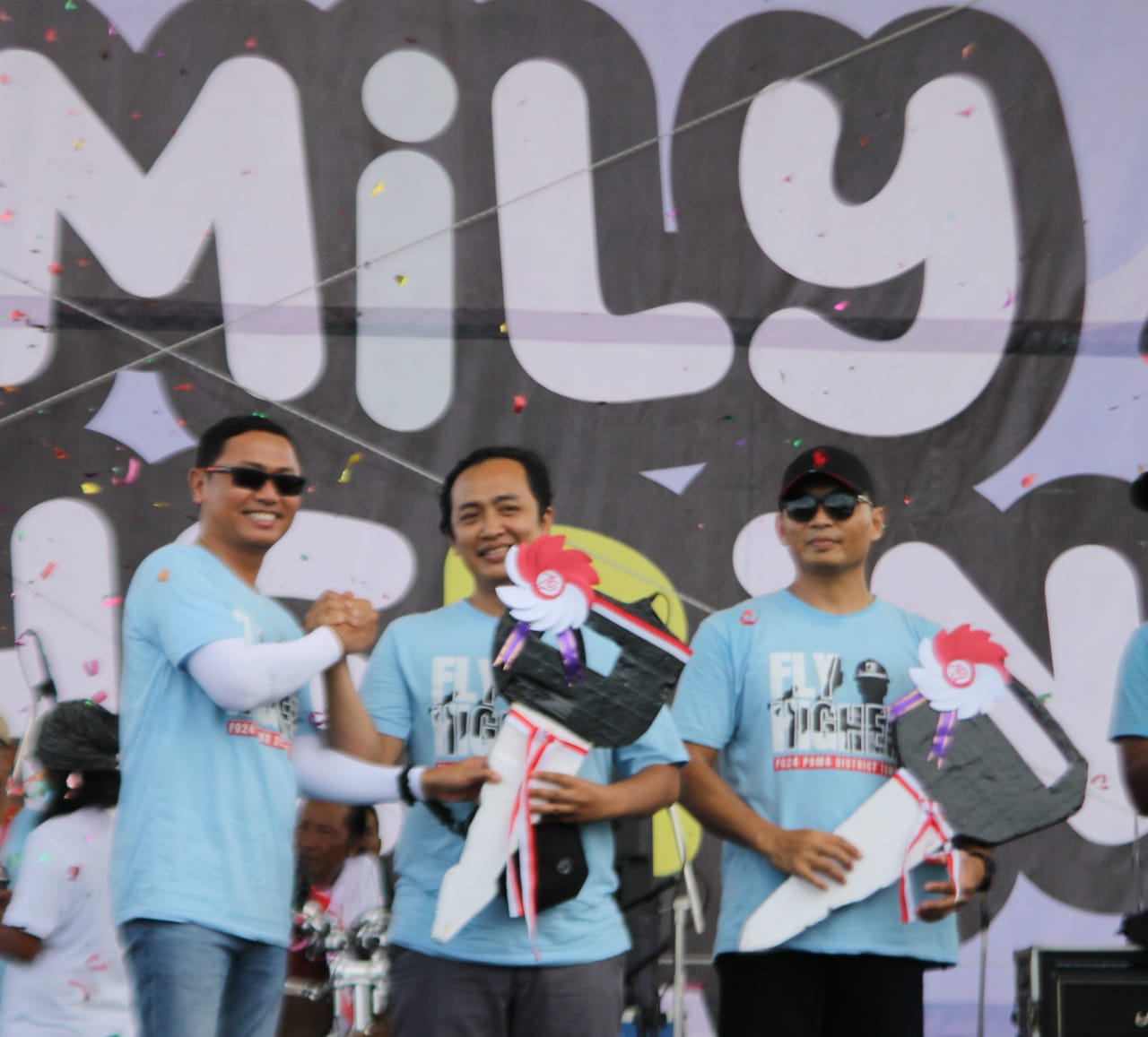 FLY HIGHER: Project Manager PT Pama Persada Nusantara TCMM,Saptodewo saat menyerahkan hadiah utama dua unit sepeda motor pada acara family ghatering. (FOTO: SUNARDI/KP)