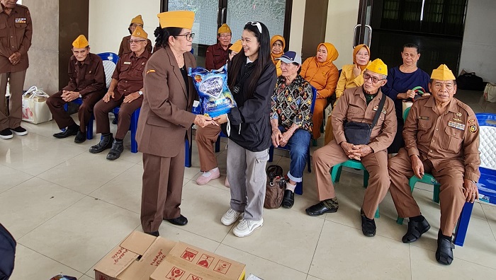 PENGHORMATAN: Bagi-bagi sembako kepada para veteran menjadi kesempatan untuk tumbuhkan rasa nasionalisme.