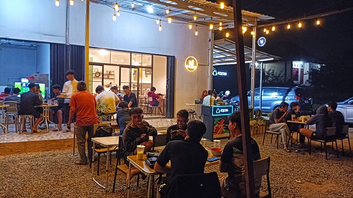 PEMUDA: Anak muda ramai-ramai menikmati kopi di Cafe MJ, Jalan Negara, Desa Bukit Raya, Sepaku.