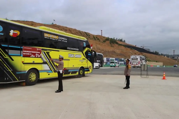 PENGATURAN: Sejumlah bus mengangkut tamu undangan dari Balikpapan dan kota lainnya diarahkan agar tak terjadi penumpukan.