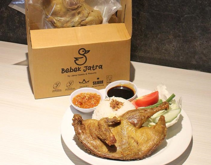 Lezat kala disantap hangat, bebek goreng Jatra menjadi oleh-oleh favorit para tamu dan siap dibawa pergi ke manapun.