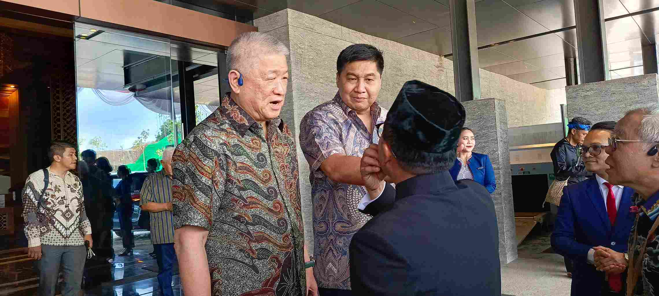 BERTEMU PRABOWO :&nbsp;Sugianto Kusuma alias Aguan didampingi Maruarar Sirait usai bertemu Prabowo Subianto saat berada di Swissotel Nusantara. (Foto: Rikip)