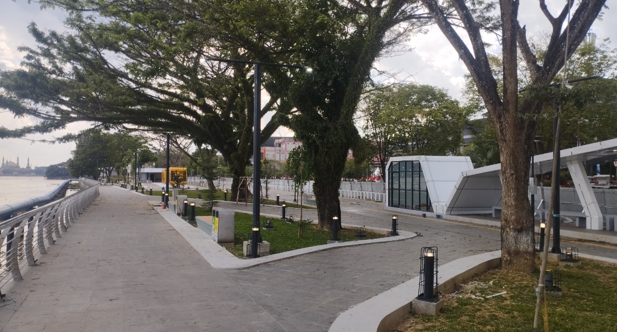 MENANTI DIBUKA: Area Teras Samarinda di Jalan Gajah Mada Kecamatan Samarinda Ulu belum dibuka untuk umum, Minggu (18/8). (FOTO: DENNY SAPUTRA/KP)