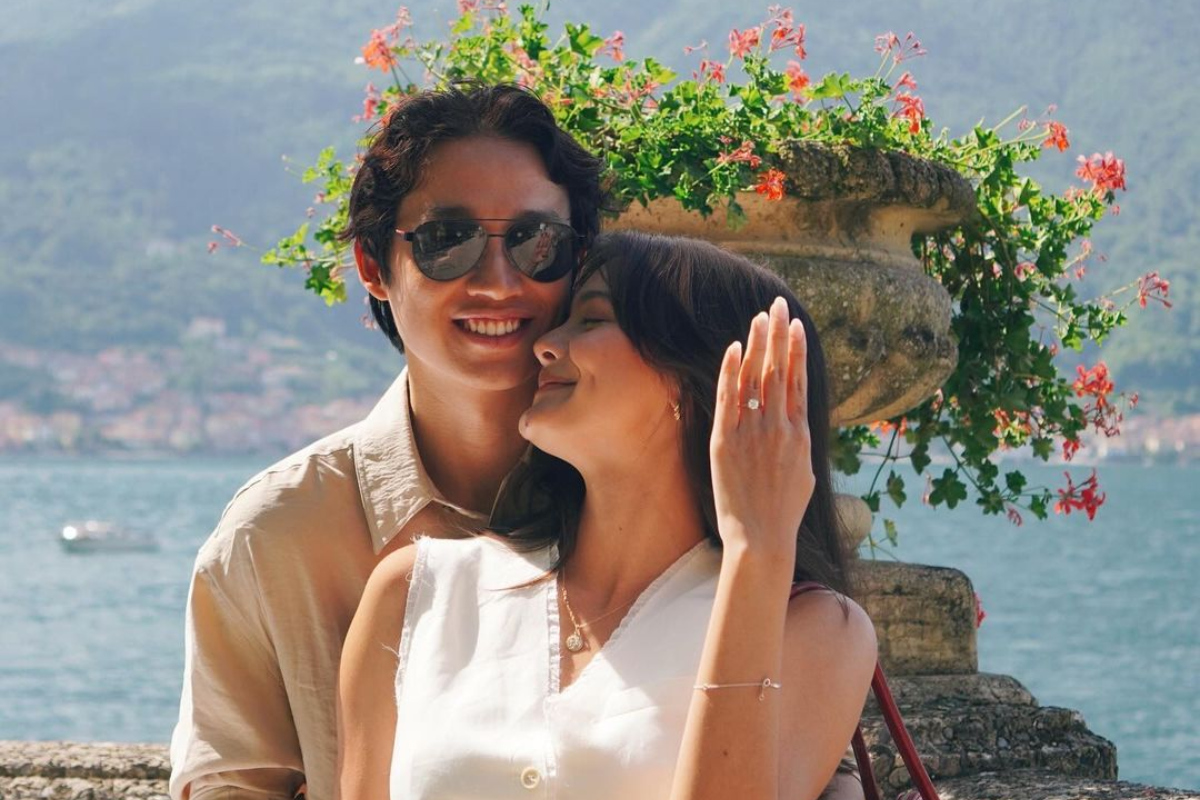 Amanda Rawles dilamar sang kekasih, Adriel Susanteo.