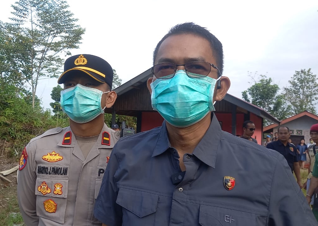 AUTOPSI: Kasat Reskrim Polres Kubar AKP Asriadi didampingi Kapolsek Damai IPDA Hariyo Jipang saat berada di lokasi penggalian kuburan Amel Selasa (20/8). (FOTO: IST)