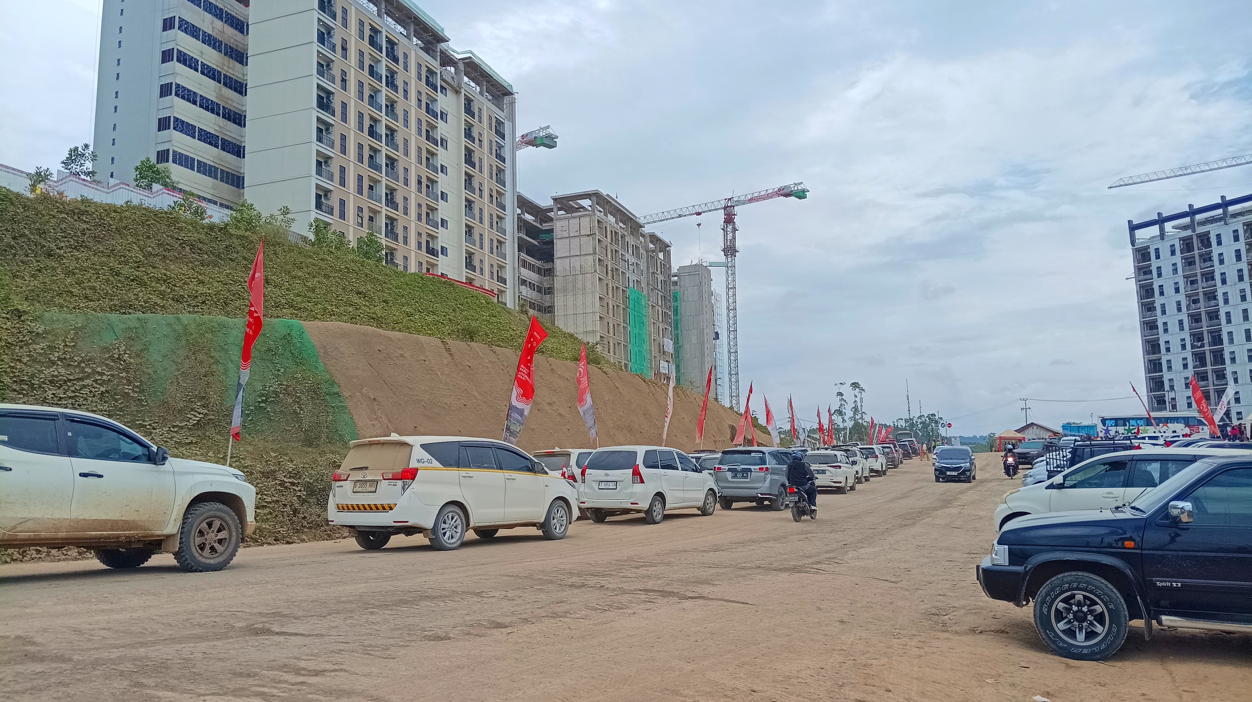 HUJAN DEBU: Kendaraan yang berada di lokasi parkir tak jauh dari tempat upacara HUT RI rata-rata bodinya dipenuhi debu. (FOTO: SYAHRUL RAMADHAN)
