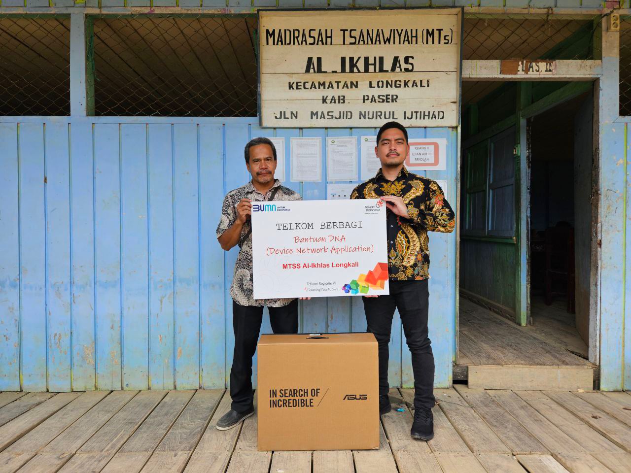 DUKUNG PENDIDIKAN: Agnia Indra Wardhana menyerahkan simbolis bantuan&nbsp;Madrasah Tsanawiyah Al-Ikhlas Longkali. (Ist)
