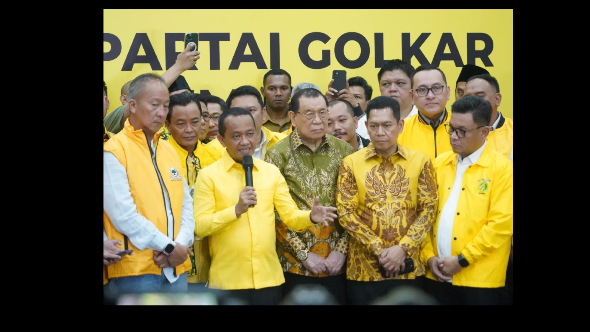 Bahlil Lahadalia saat pendaftaran calon ketua umum Partai Golkar, Senin (19/8/2024).
