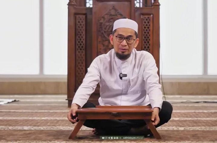 Ustaz Adi Hidayat, ulama cerdas Indonesia yang telah menunggu 7 tahun untuk menikahi wanita yang kini menjadi istrinya.