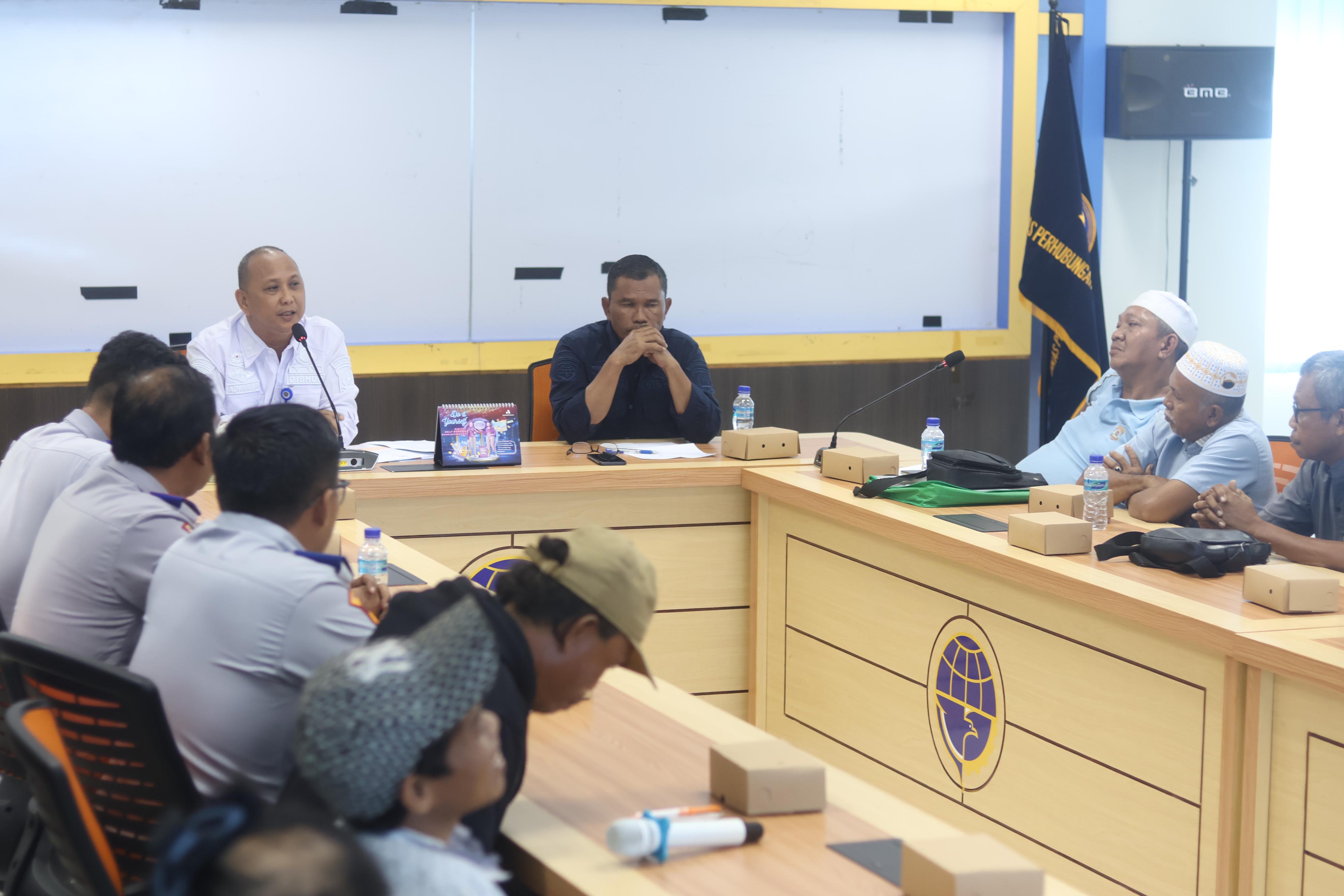 DENGAR ASPIRASI: Audiensi mendengarkan permintaan sopir angkot berlangsung di Aula Kantor Dinas Perhubungan. (Foto: Anggi/KP)