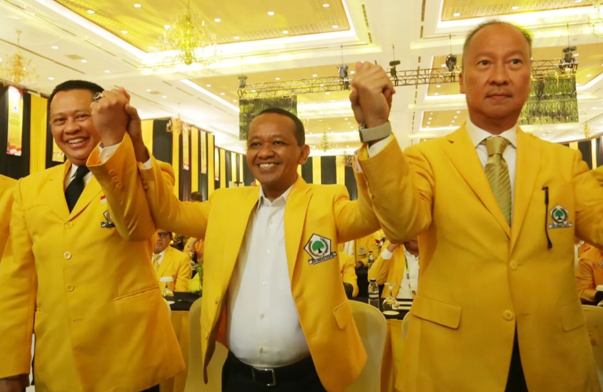 TINGGAL KETUK: Calon Ketua Umum Partai Golkar Bahlil Lahadalia (tengah) saat menghadiri Munas XI Partai Golkar. (FOTO: DOK/KP)