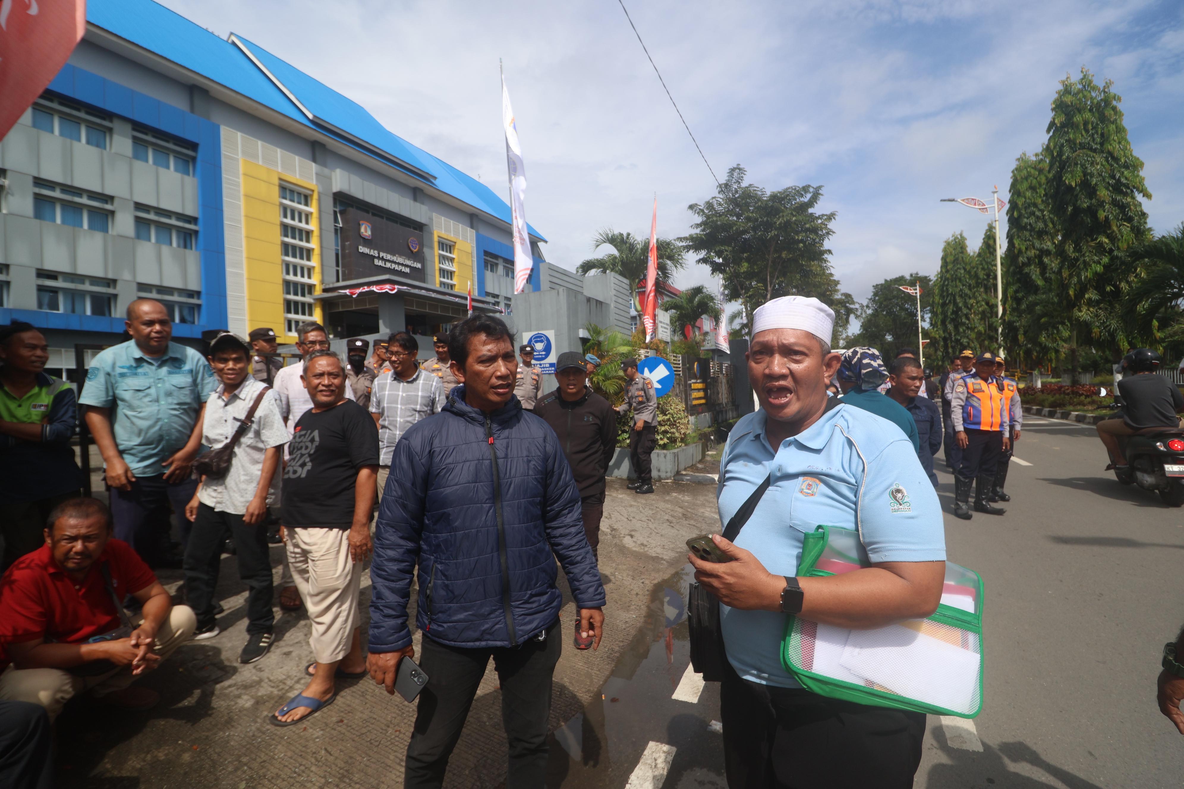 TUNTUT: Supir angkot berkumpul di Kantor Dinas Perhubungan Jalan Ruhui Rahayu I, Rabu (21/8).(FOTO: Anggi/KP)