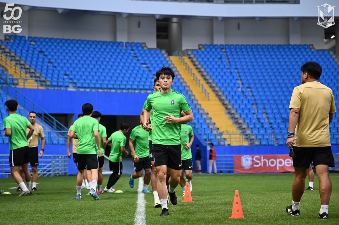 JAJAL LAPANGAN: Skuad BG Pathum saat official training di Stadion Batakan. (BGPU Official)