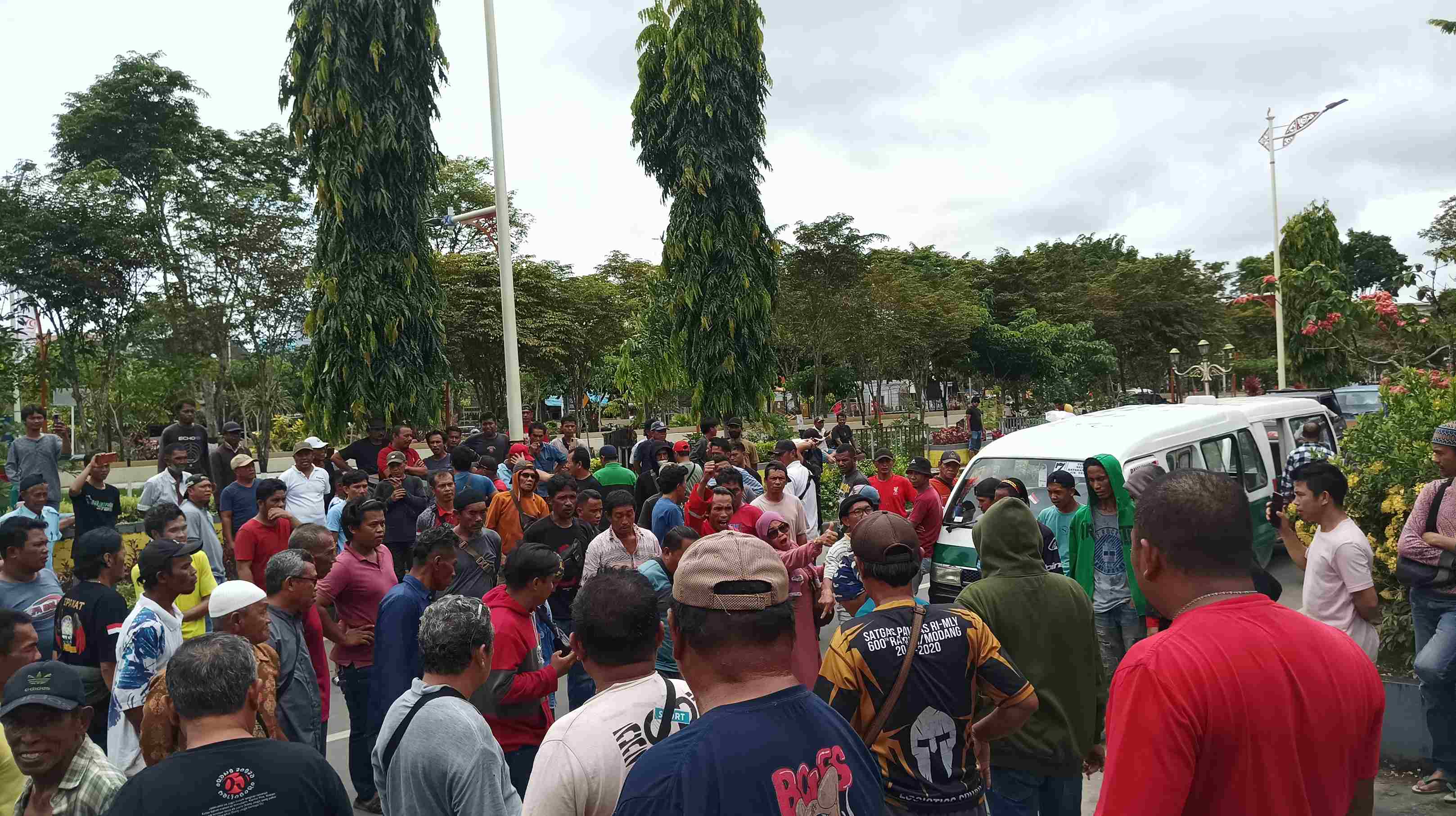 MASA AKSI: Para sopir angkot lakukan aksi di&nbsp;depan kantor Dishub Balikpapan. (Syahrul/KP)