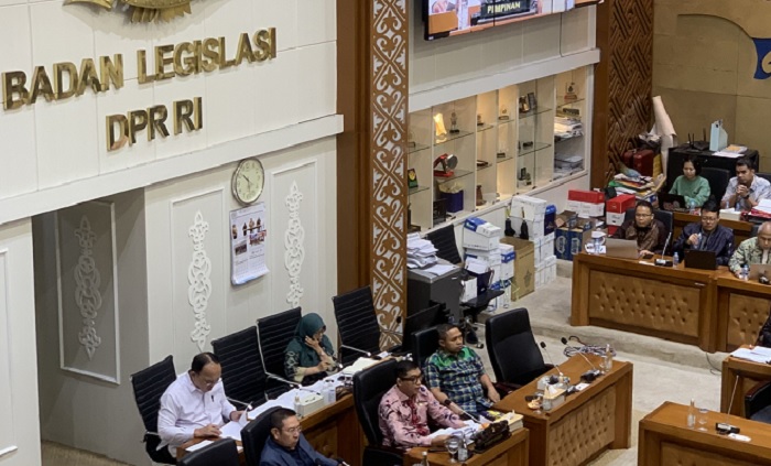 Perdebatan mengenai keabsahan dan dampak dari penetapan batas usia ini diperkirakan akan terus berlanjut, terutama dari pihak-pihak yang merasa bahwa putusan MK lebih layak dijadikan acuan.