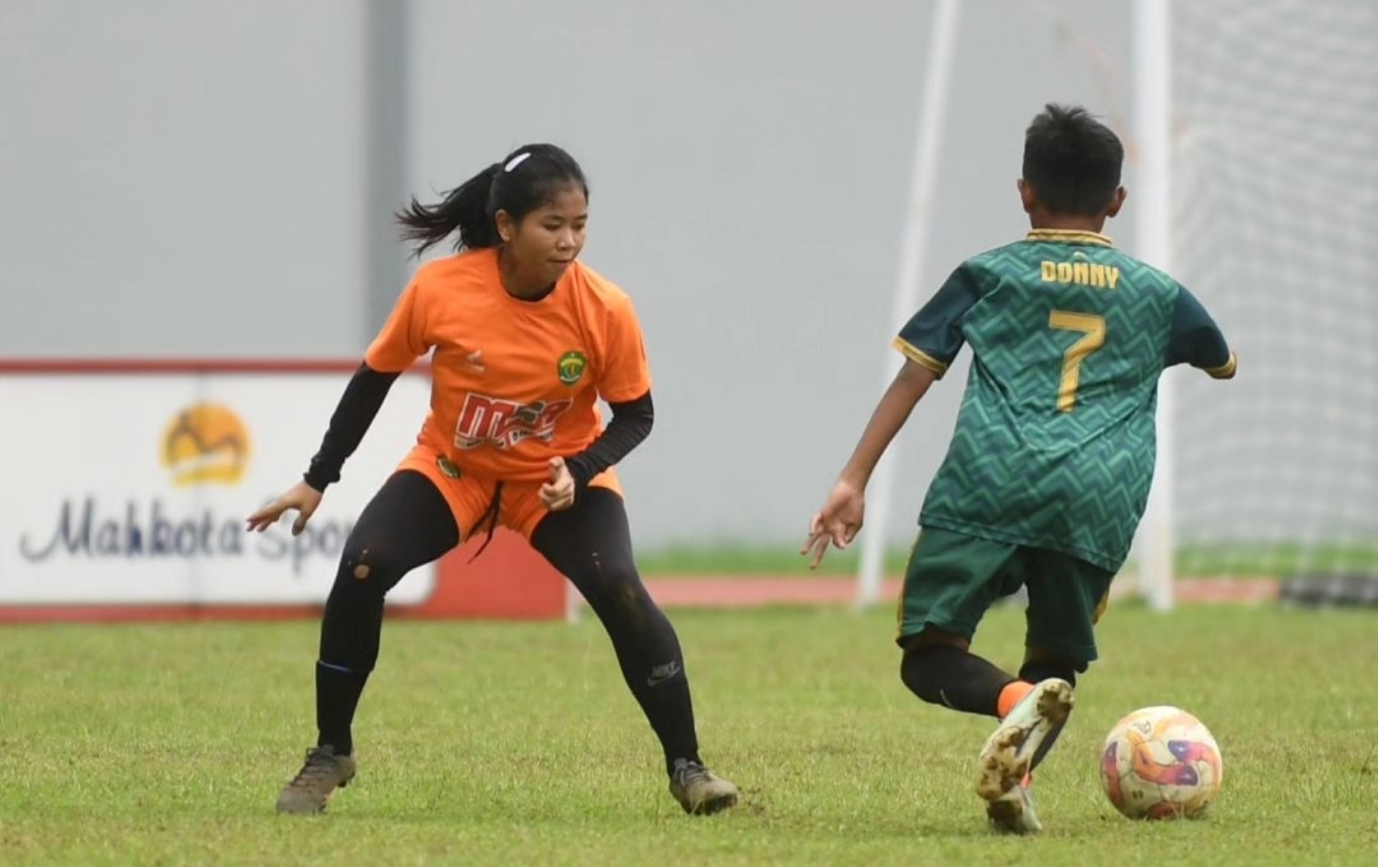 OPTIMISTIS: Tim sepak bola putri Kaltim saat melakoni uji tanding di Stadion Gelora Kadrie Oening Sempaja Samarinda beberapa waktu lalu.