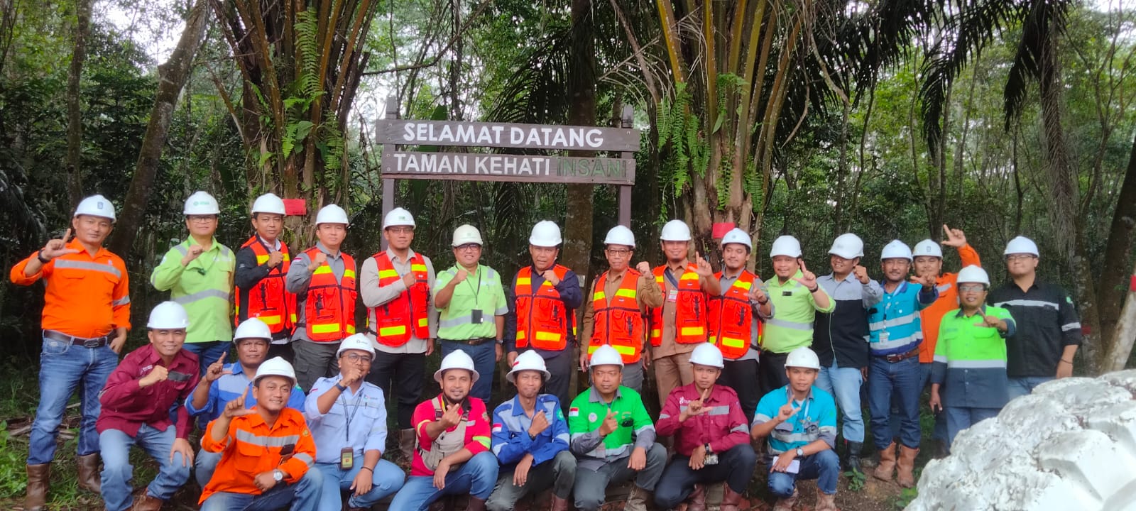 KUNJUNGI : Kadis DLH Provinsi Kaltim Anwar Sanusi (tengah) saat foto bersama manajemen PT IBP kunjungi Taman KEHATI, Selasa (20/8) pagi. (FOTO: IST)