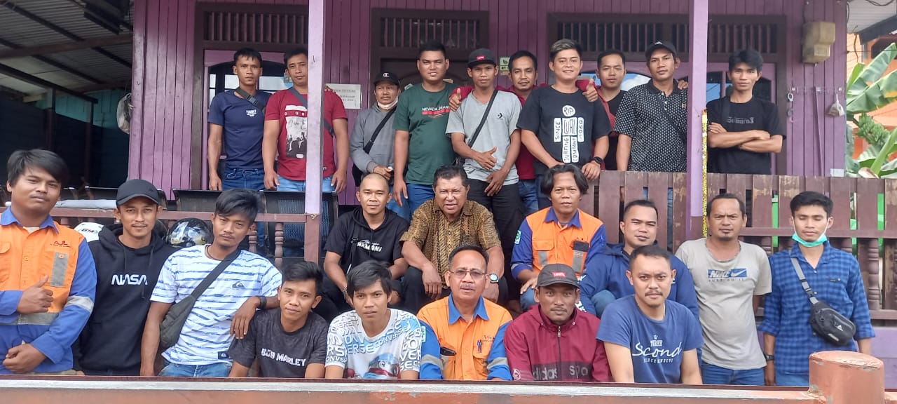 TOLAK MUTASI: 30 karyawan saat menemui pihak manajemen PT AJL, namun gagal hanya bisa menemui External PT AJL Paulus B (paling bawah tengah pakai seragam AJL). (FOTO: IST) &nbsp;