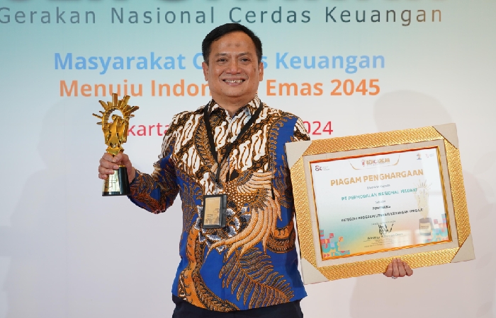 Direktur Utama PT Permodalan Nasional Madani (PNM) Arief Mulyadi menerima penghargaan Financial Literacy Award 2024 dari Otoritas Jasa Keuangan (OJK).