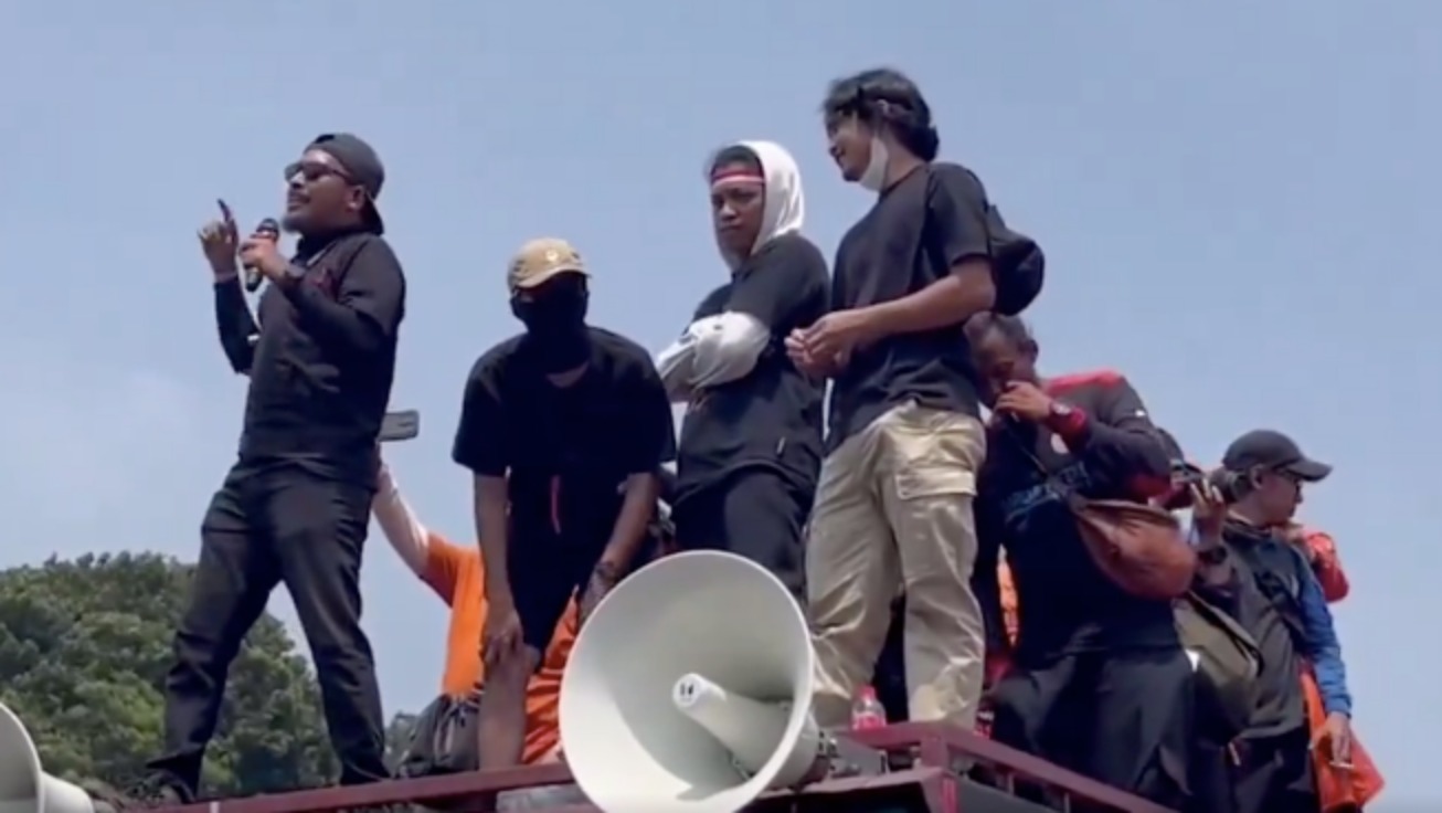 BISA JUGA ORASI: Abdur Arsyad (kiri) bersama komika lainnya saat berorasi di depan Gedung DPR RI, Jakarta.