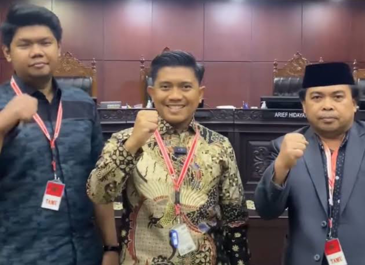 KELIRU: Legislator Bontang mengikuti proses persidangan terkait tapal batas Kampung Sidrap di Mahkamah Konstitusi, termasuk Agus Haris (kanan). (FOTO: IST)