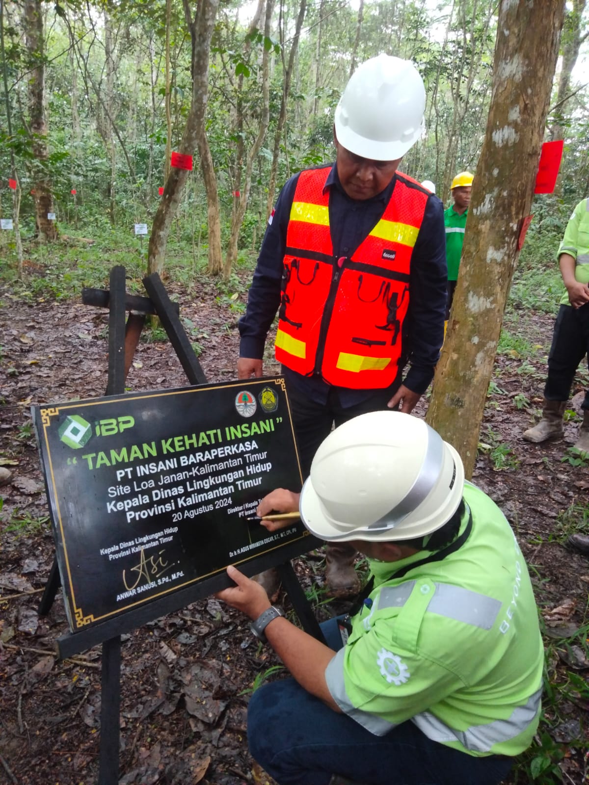 LUAR BIASA: Direktur PT IBP Dr Ir H Agus Wiramsya Oscar melakukan penandatanganan prasasti Taman KEHATI disaksikan Kadis DLH Kaltim Anwar Sanusi. (FOTO: IST)