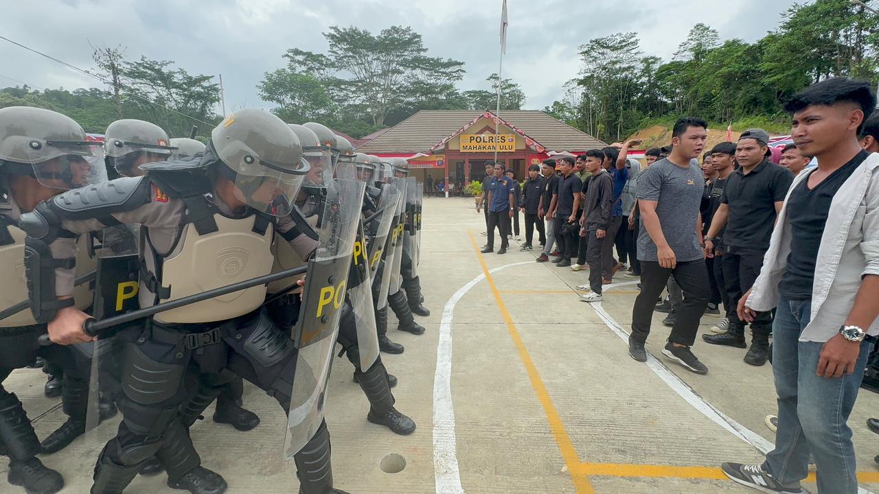 PILKADA: Polres Mahulu menggelar simulasi sispamkota dalam pengamanan pilkada. System pengamanan mendapatkan apresiasi Setkab Mahulu. (FOTO: IST)
