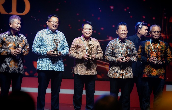 Direktur Utama BSI Hery Gunardi (tengah) saat menerima penghargaan dari OJK atas implementasi Program Satu Rekening Satu Pelajar (KEJAR) kategori Bank Umum Syariah Terbaik dari OJK di Jakarta