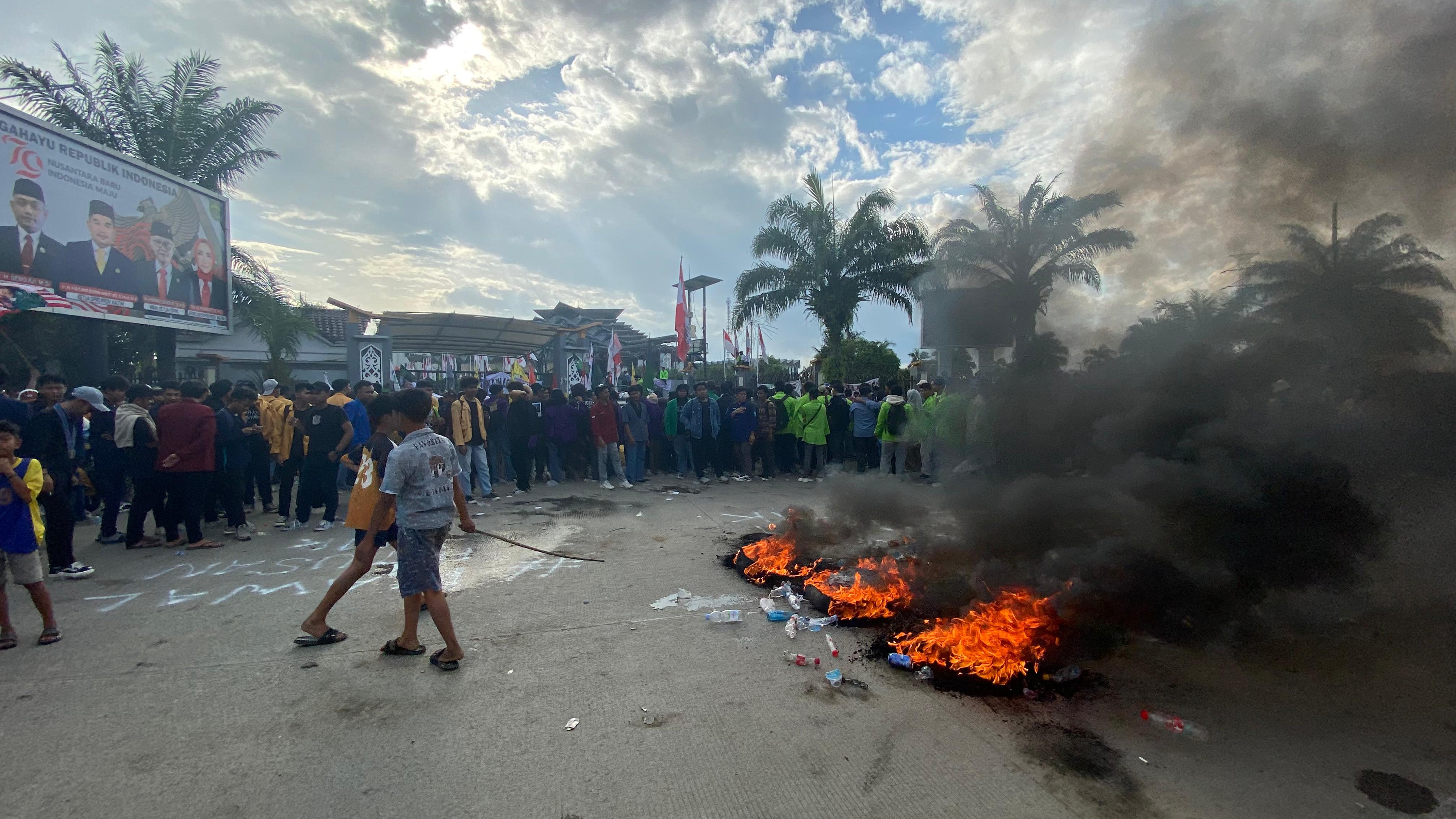 UNJUK RASA: Masa aksi membubarkan diri sekitar pukul 18.30 Wita. Beberapa mahasiswa ada yang diamankan pihak polisi. (Foto: Rama)