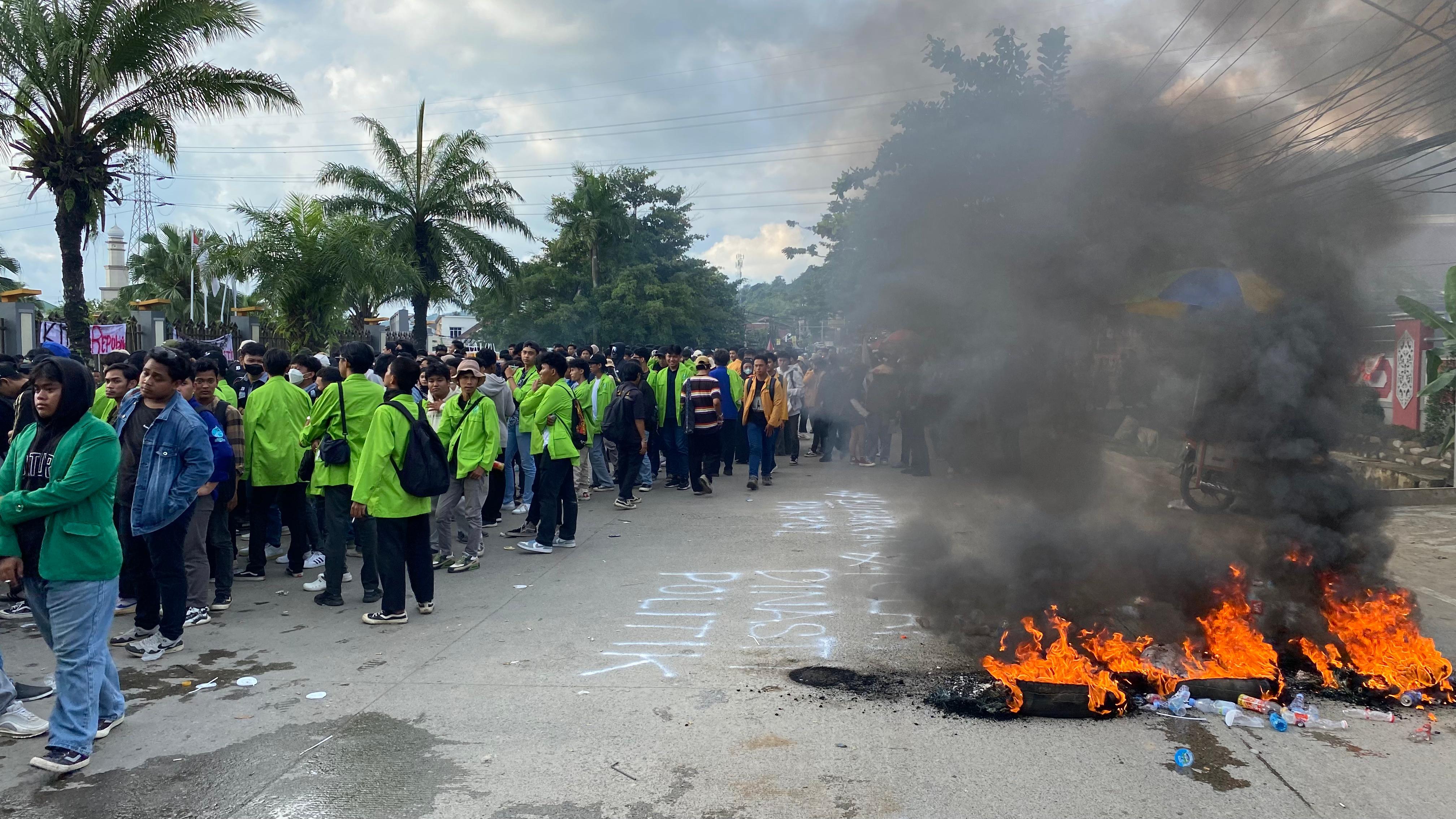 DEMONSTRAS: Membakar ban ditengah jalan dilakulan oleh aliansi mahasiswa Kaltim. Hal tersebut sebagai bentuk keresahan mereka. (Foto: Rama)