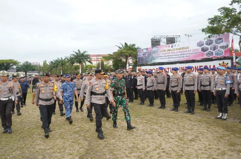 APEL KESIAPAN: Kapolda Kaltim Irjen Pol Nanang Avianto bersama Pangdam VI/Mulawarman Mayjen TNI Tri Budi Utomo mengecek pasukan pengamanan operasi mantap praja, kemarin.