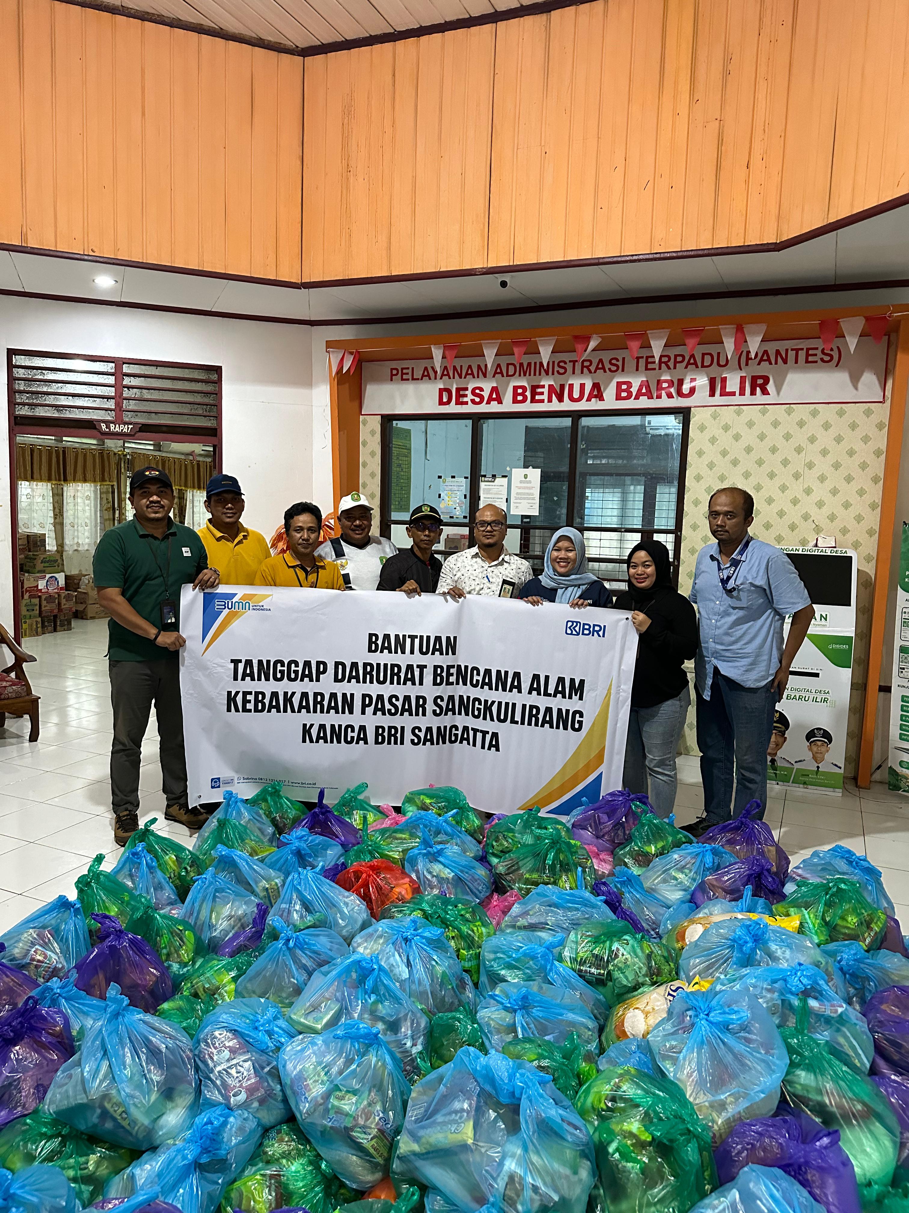 PEDULI: 130 paket bantuan disalurkan BRI Branch Office Sangatta melalui BRI Unit Sangkulirang kepada korban kebakaran di Pasar Sangkulirang. (Ist)