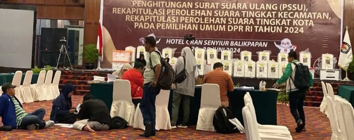 Tunggu PKPU: Suasana Penghitungan Surat Suara Ulang (PSSU)  yang dilaksanakan KPU Balikpapan pada 27 Juni lalu. (FOTO: DOK/KP)