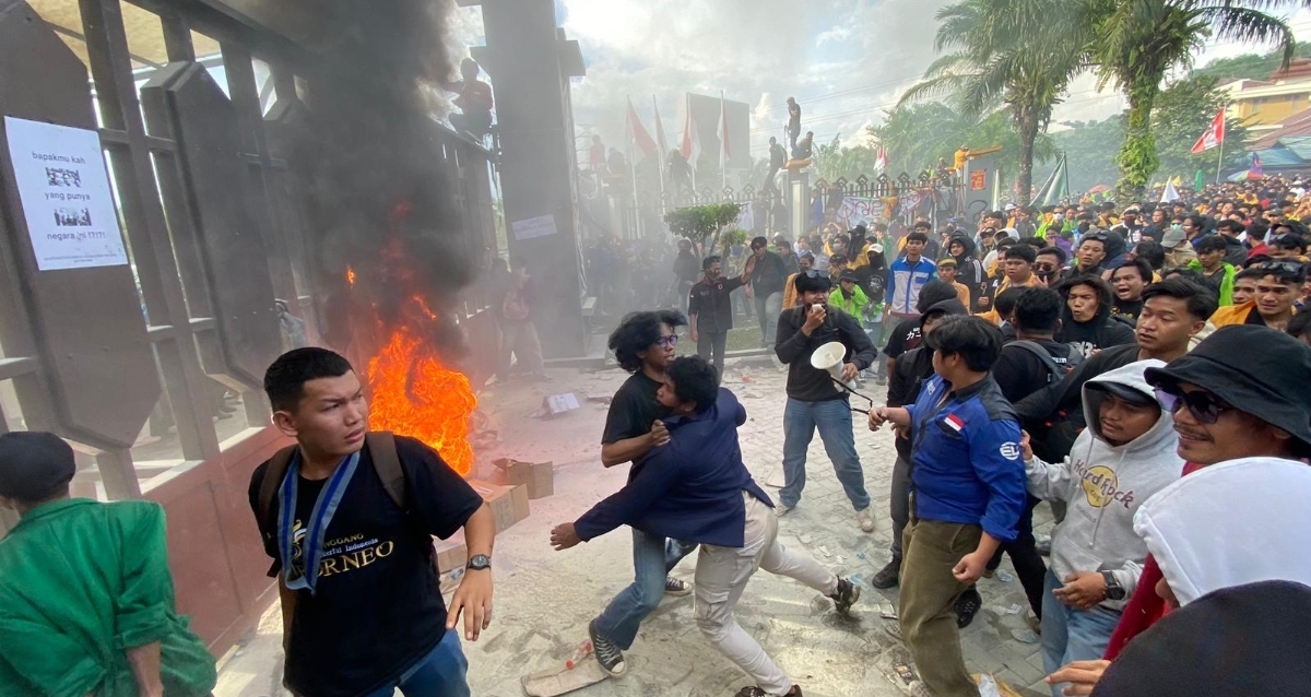 AKSI: Ribuan mahasiswa menggelar unjuk rasa di kantor DPRD Kaltim. Mereka menolak revisi undang-undang Pilkada yang sempat ingin dianulir oleh Baleg DPR RI. (FOTO/RAMA)