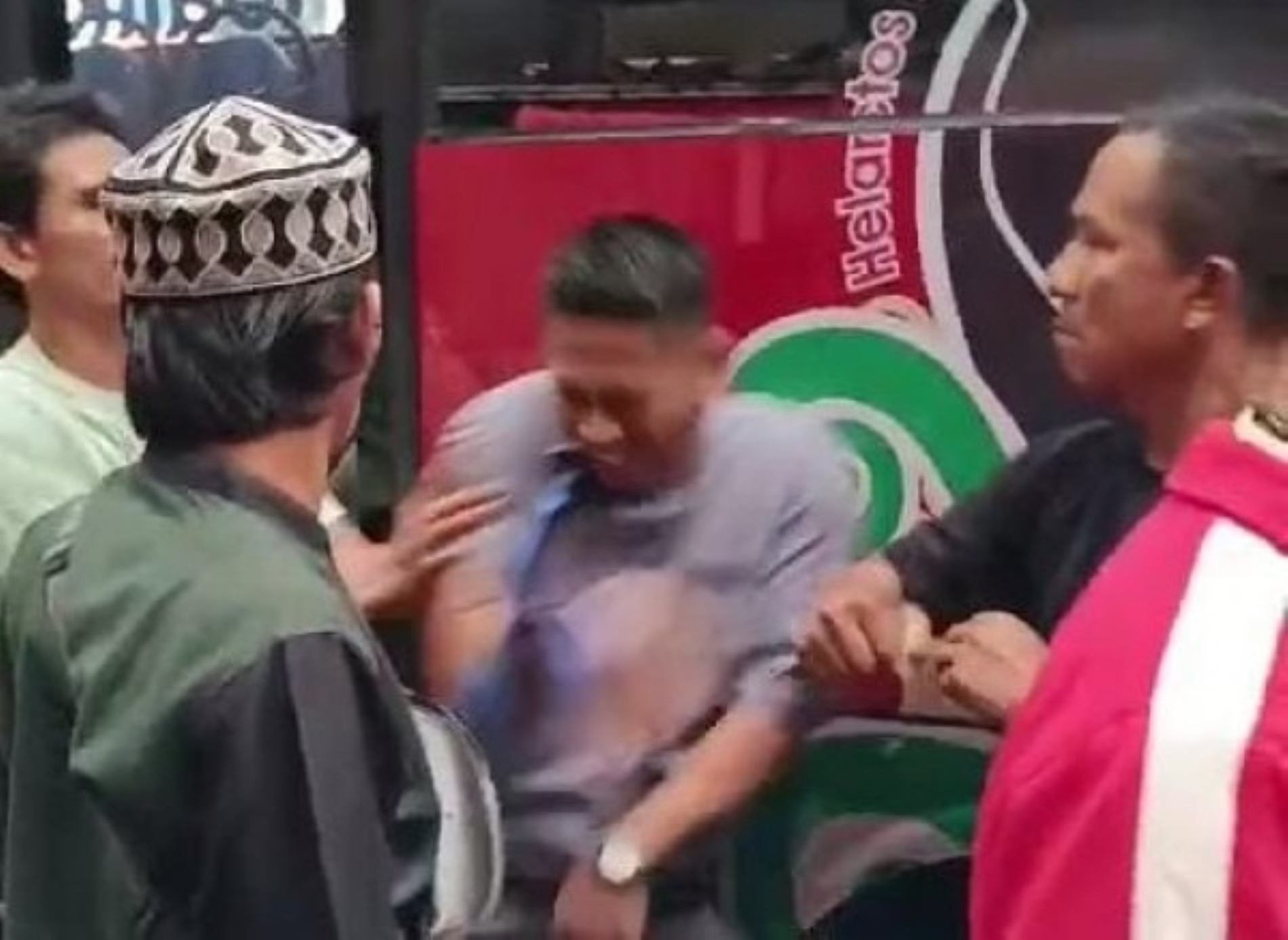 Sopir Bacitra diintimidasi sejumlah sopir angkot di kawasan Pelabuhan Semayang, Jumat (23/8).