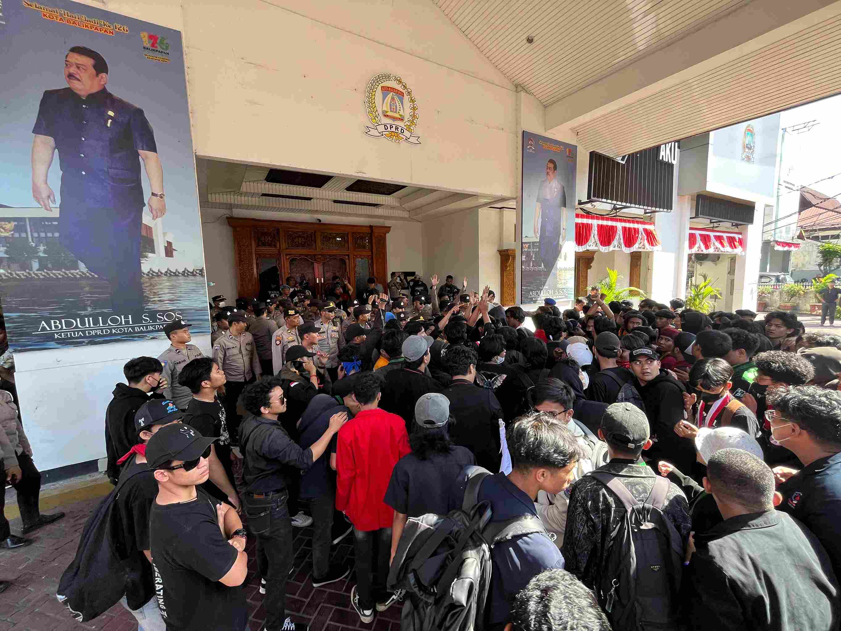 TUJUAN DEMO: Massa tetap menyampaikan aspirasi kepada Ketua DPRD Balikpapan Abdulloh meski tidak ada di tempat. (Foto: Anggi/KP)