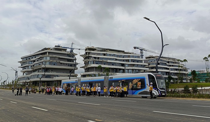 UJI COBA OPERASIONAL: Bus listrik dan trem otonom atau Autonomous Rail Transit adalah angkutan umum modern yang direncanakan akan digunakan di IKN di masa yang akan datang.