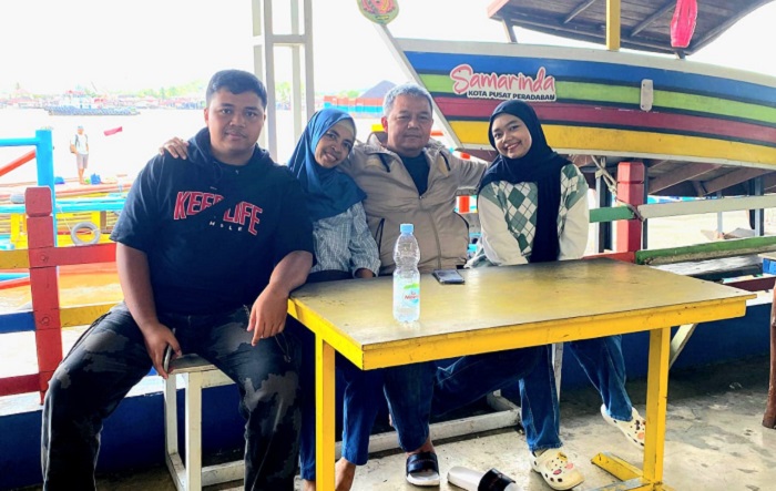 WAKTU KELUARGA: Setelah bertugas dengan agenda pengamanan yang padat, personel menyempatkan waktu bersama keluarga wisata Sungai Mahakam Samarinda.