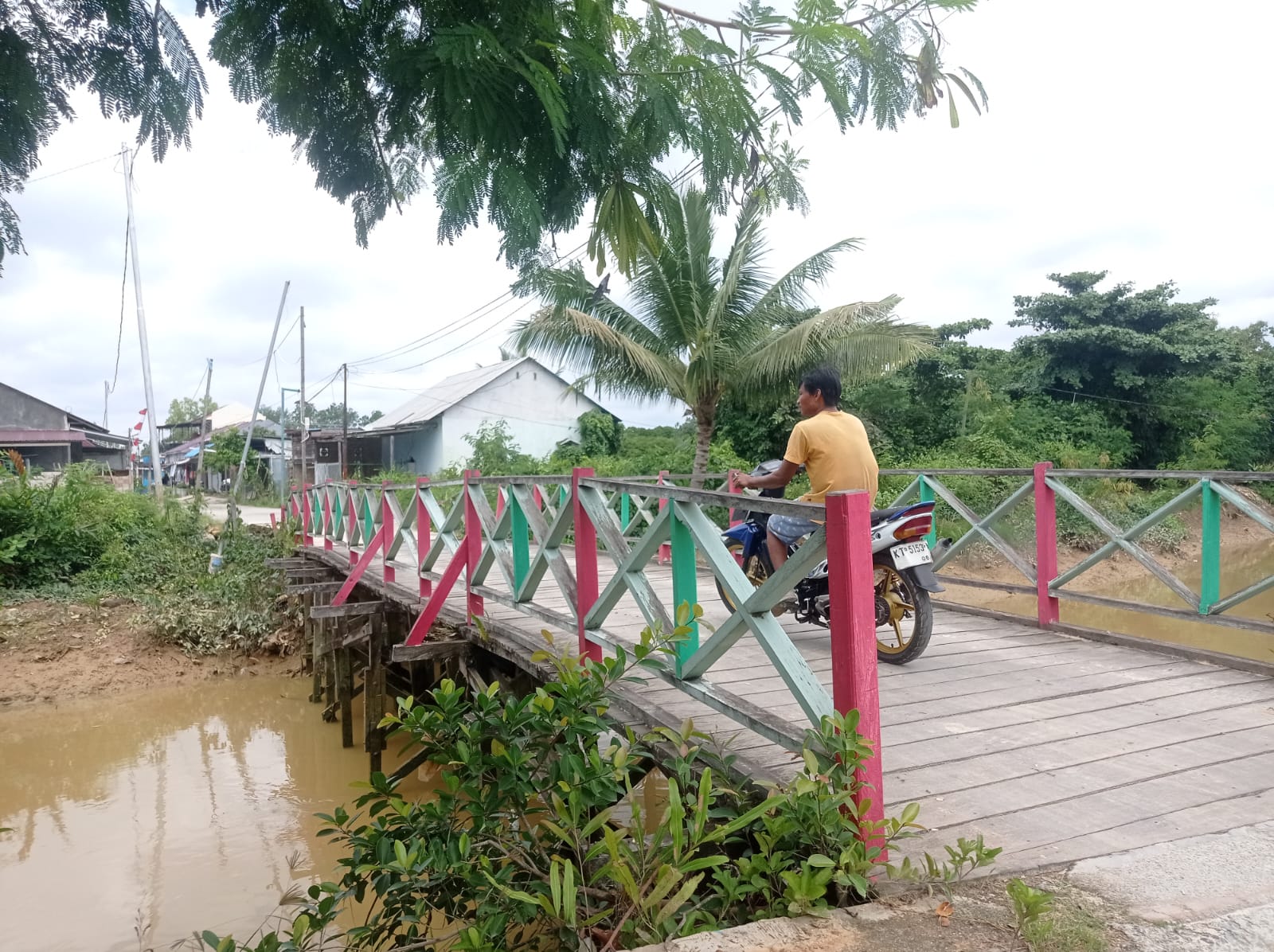 ROMBAK: Jembatan kayu di Gang Granit 3, Bontang Kuala termasuk yang akan diperbaiki tahun depan oleh Dinas Pekerjaa Umum dan Penataan Ruang Kota Bontang. (FOTO: ADIEL KUNDHARA/KP)  &nbsp;